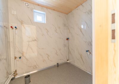 Salon z aneksem kuchennym i wyjsciem