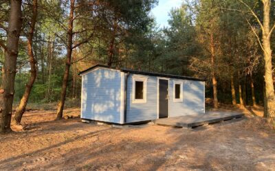Dom drewniany całoroczny 25 m² – 2 sypialnie, funkcjonalna łazienka i salon z aneksem kuchennym