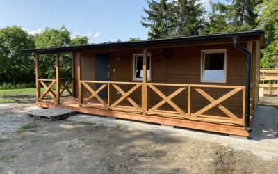 Dom drewniany całoroczny 25 m² z tarasem – do zamieszkania, na działkę lub pod wynajem